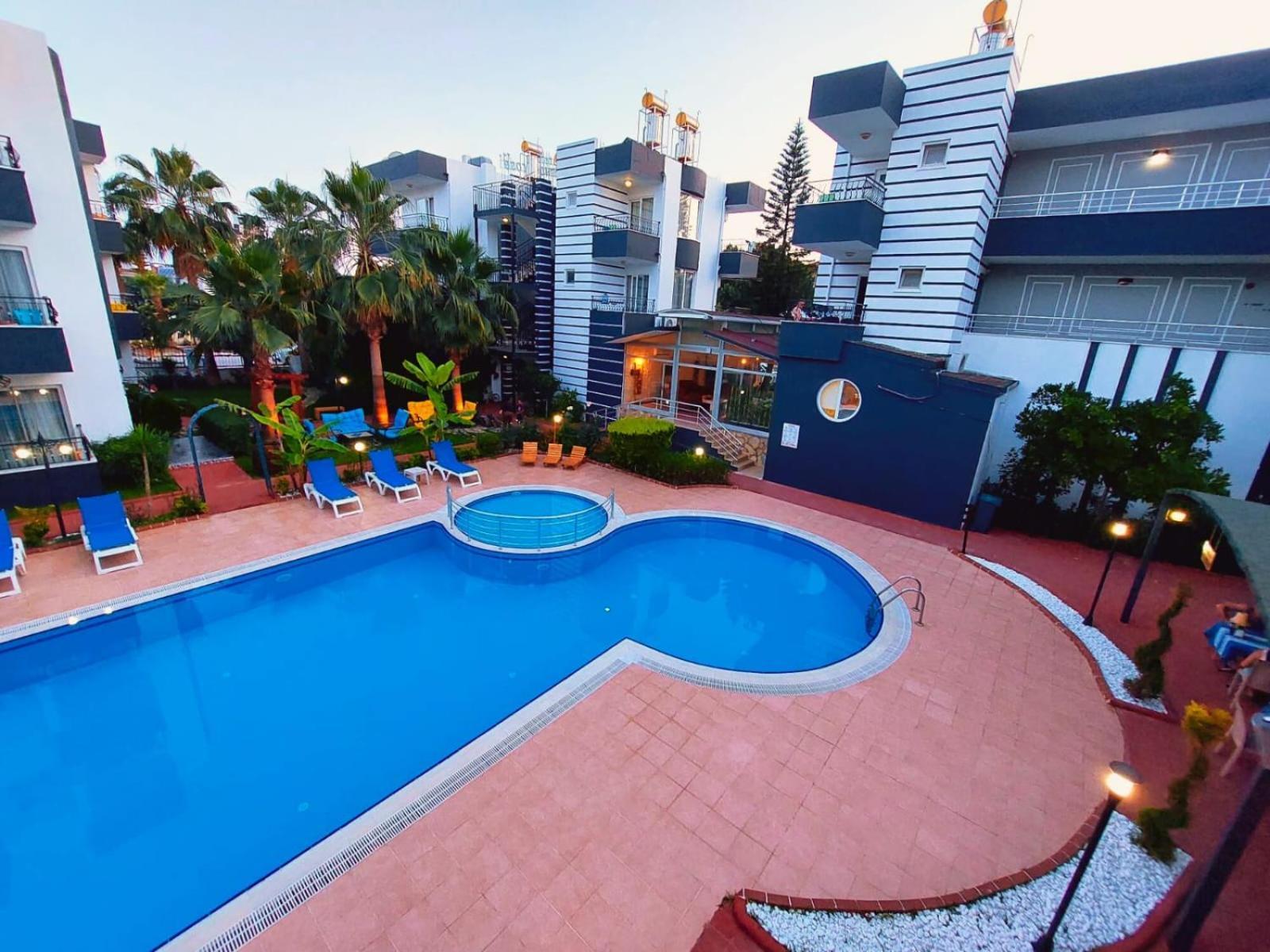 Summer Rose Hotel Side Exterior photo
